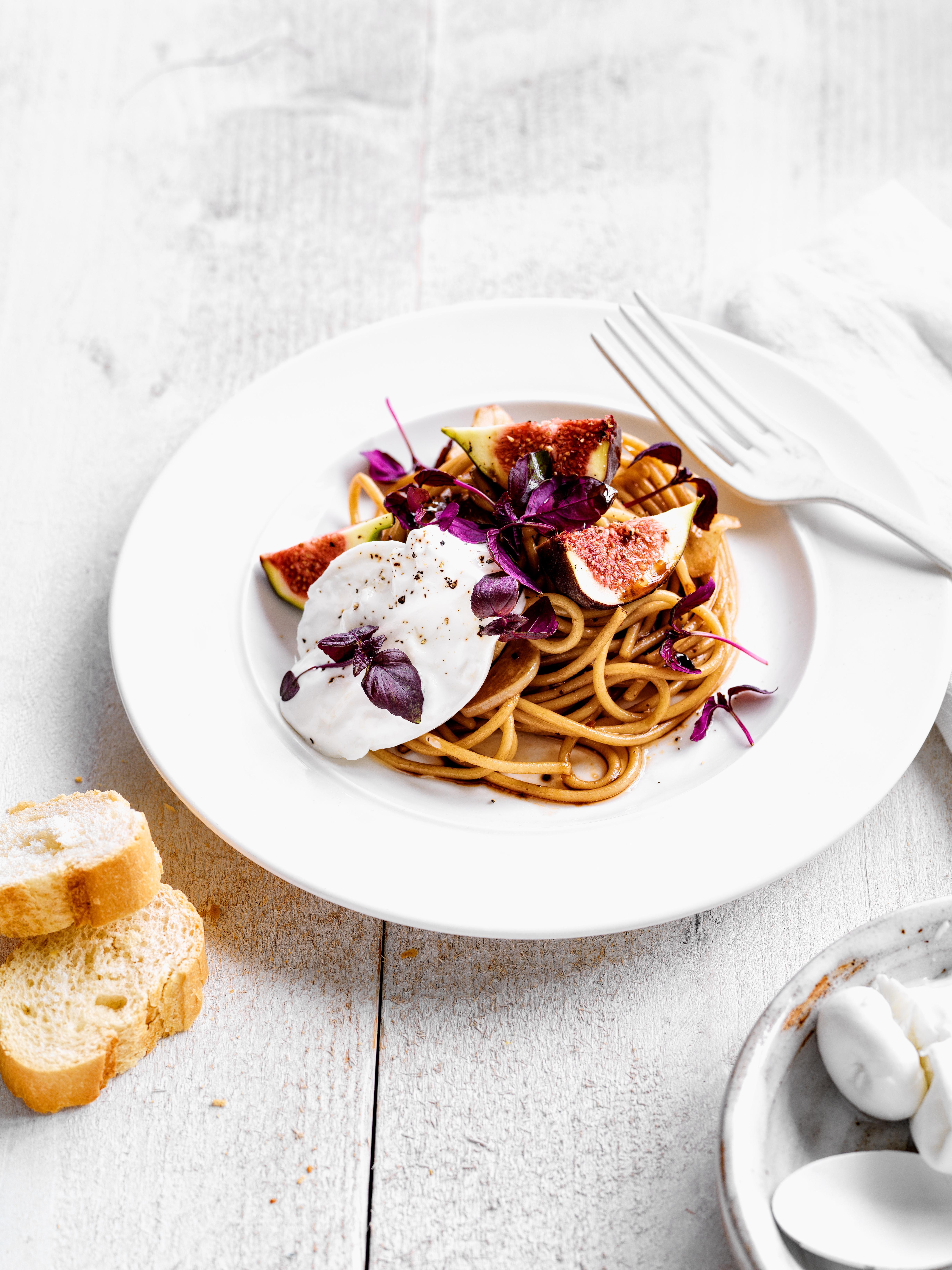 Volkorenspaghetti met burrata, vijgen en balsamicoazijn